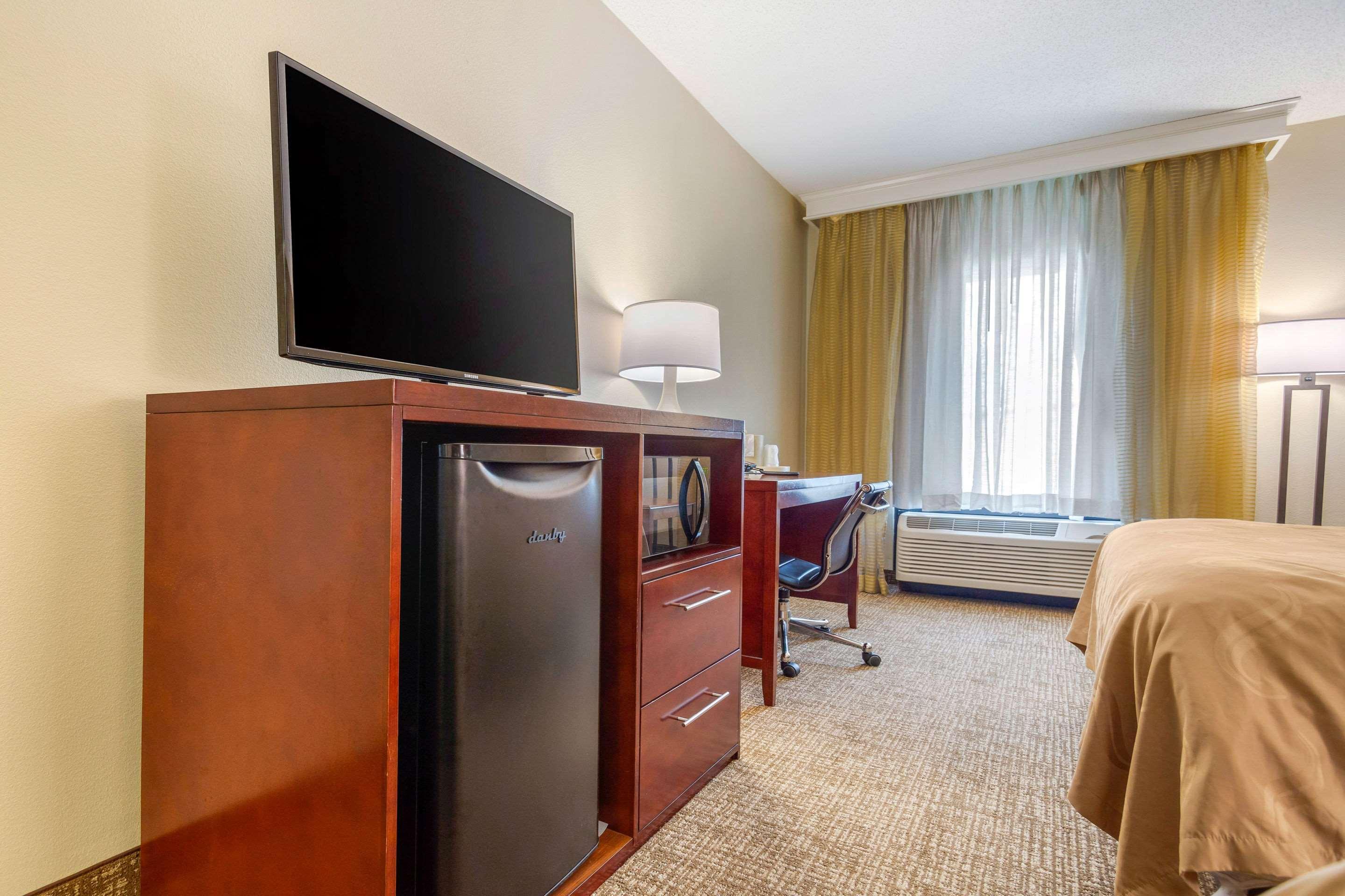 Quality Inn & Suites Olde Town Портсмут Экстерьер фото
