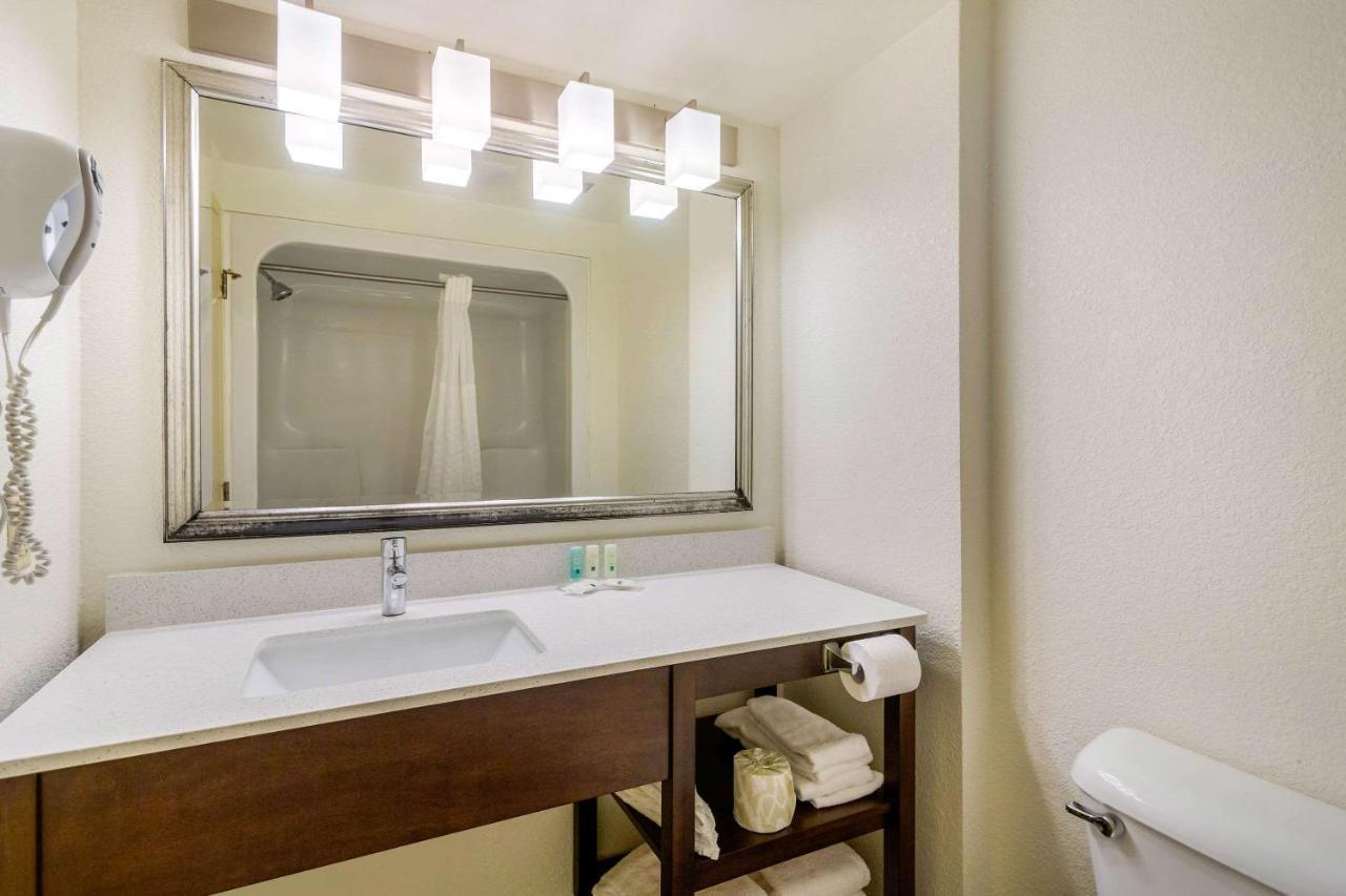 Quality Inn & Suites Olde Town Портсмут Экстерьер фото
